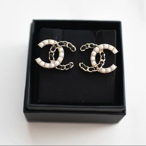 💥SOLD💥Chanel Earrings CC Studs with
Pearls Black Leather in Gold.
New in Box